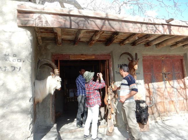 カリマバードのバザール付近へ戻り、ジープを降りて延々と坂を昇り続けます。<br /><br />こちらは動物たちのはく製を売っている店。<br />日本語でも説明が書いてあったのですが、フンザが「フソザ」になっているのはご愛敬(笑)。