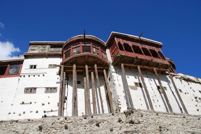 バルチット・フォートの最前面から見上げたところ。<br /><br /><br />カリマバード、昔の名前をバルチットといったこの街は、800年前から栄えていたそうです。<br />そしてのちに「フンザ藩王国」の中心となり、藩王(ミール)はこのバルチット・フォートで生活をしていました。<br /><br />この砦は15世紀に、その時代の藩王がスカルドゥ(フンザの南側にあるエリア)の女性を妃として迎えた際に作られたのですが、スカルドゥ付近がチベット文化の影響が強かったため、この砦自体もチベット様式で建設されました。<br /><br /><br />その説明を見る前から、頭によぎっていた光景が...