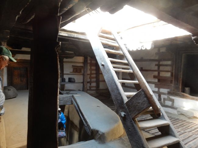 モモさんの日本語勉強の弟子という、いったいどこでそんな綺麗な日本語を覚えたんだと改めて聞きたくなるような淀みのない日本語をしゃべる砦のガイドさんに率いられて、内部へと入ります。<br /><br />19世紀末までは2階構造、1891年に3階が増設されたあと、実際には1945年まで宮殿兼邸宅として使われていました。<br /><br />藩王の邸宅というイメージの割には、中は結構入り組んでいて移動するのも一苦労です。