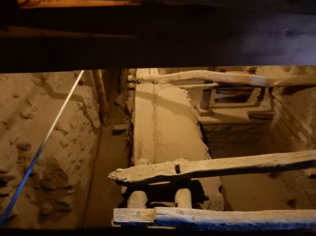 こちらは建設当時から残っている土台。<br /><br />1945年に藩王がここを去った後長らく放置され、1990年になってようやく(その時の藩王の末裔がこの建物を街に寄付したことで)修復の手が入り、数年をかけたのちに公開されました。<br /><br /><br />とはいえ、この地域は地震の多い場所であり、昨年の秋にも大きなのがあって一部が傾いてしまいました。<br />(当時、すでにフンザのこのツアーは予約済みでしたが、「フンザから撮った」という映像で斜面が崩落しているのを見たりして、えらく肝を冷やしていた覚えがあります。実際にはギルギット方面での出来事だったそうなのですが)<br /><br /><br />その地震の影響もあり、我々が訪問した当時は前面側のバルコニーは修復中で入れないとのお達しが。<br /><br />そのかわりに写真撮影がタダになったので、まあよしとしよう(笑)。