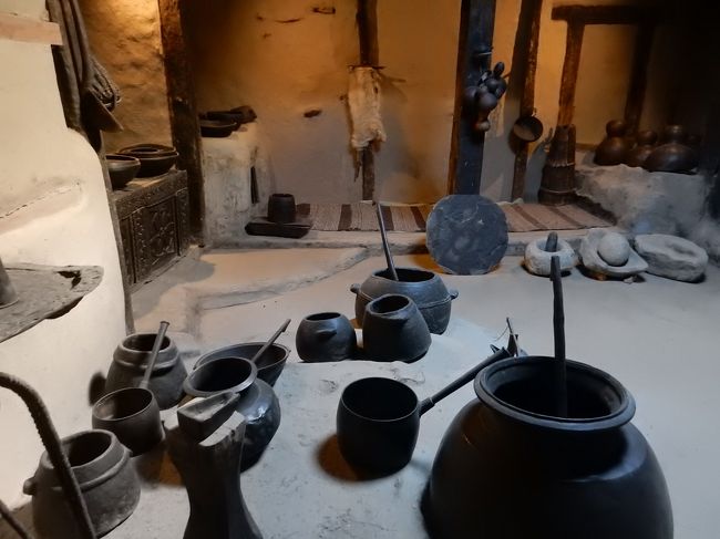 実際に藩王が生活していた場所なので、キッチンもあり当時の調理道具などが多く展示されています。<br /><br />真ん中右側の丸いやつはフライパンですね。<br />さすが、藩王様に出すだけあり、かなりしっかりした道具ばかりです。