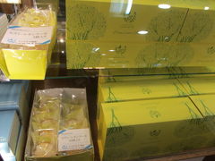 空港内でレモンケーキ見っけ。

オハコルテという洋菓子店のヒラミーレモンケーキ。一個売りもしてくれます。
ヒラミーレモン（シークワーサー）のレモンケーキ。