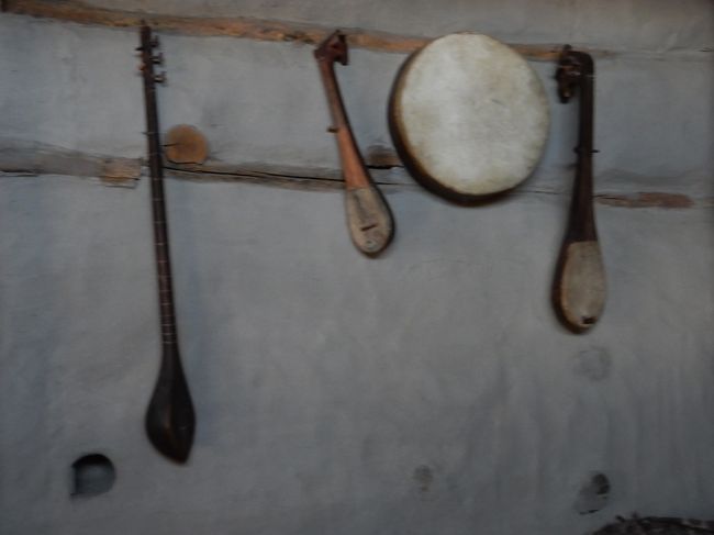 壁に飾ってあった楽器、名前を聞いてみると「ラワープ」とのこと。<br /><br />10年以上前、ウイグルのカシュガルのバザールを散策していたときに英語が堪能な楽器屋の若きご主人に呼び込まれ、口八丁手八丁に乗せられて買うつもりがなかった楽器を買って帰ったのですが(笑)、それが「ラワープ」でした。<br />家にあるやつと形も同じです。<br /><br />カラコルムの山を挟んではいますが、やはりシルクロードを通じて間違いなく同じ文化が共有されている場所ですね、ここは。<br /><br /><br />説明を聞きながらひとりカシュガルに心が飛んでいました(笑)。