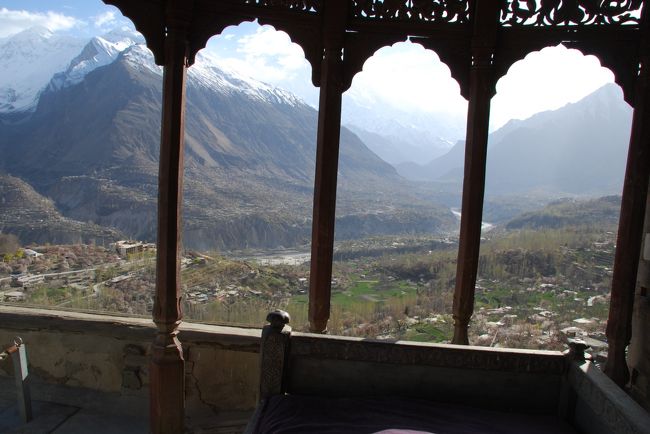 バルコニーは地震の影響で一部区切ってあって完全にフリーで入れる状況ではなかったですが、雰囲気は味わえるかと。<br /><br />これもフンザを紹介する画像ではおなじみのアングルですね。<br /><br />傾いているのはカメラであって、建物が傾いているわけではありません。念のためw