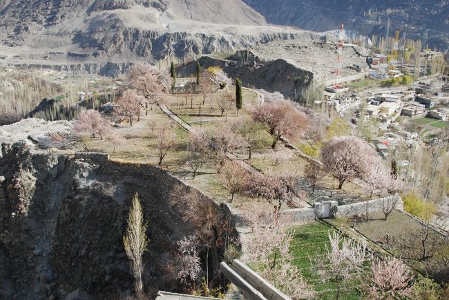 見下ろしているこの辺も藩王の敷地。<br />そして、画面の右上端にぎりぎり写っているのが、この砦を後にした藩王が住んだ邸宅。<br />(この藩王のエリアの一部が、我々のホテルのすぐ上にあるダルバールホテルです)<br /><br />相変わらず、見栄えのいいところは藩王の持ち物(笑)。