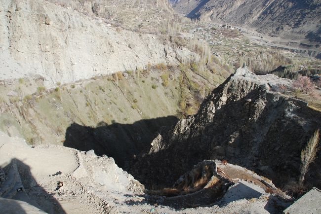 この氷河がかつて削り取ったのが、カリマバードとアルチット村を隔てるこの谷でした。<br /><br />言われてみれば、この豪快な削られっぷりは氷河ならではかも。<br /><br />