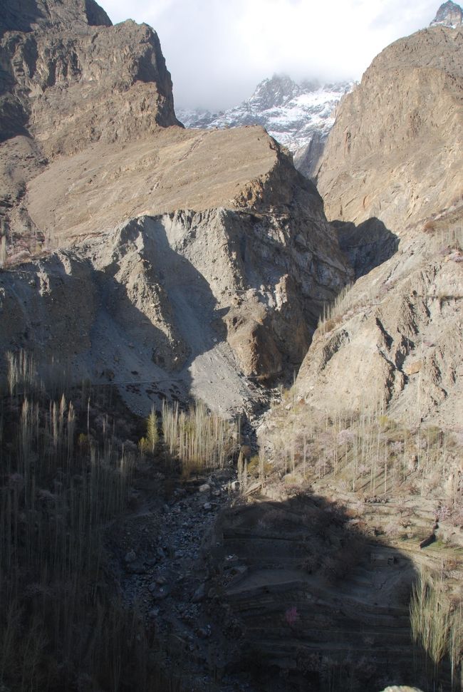 その答えがこちら。<br /><br />この谷は、ウルタルの方から流れてくる氷河が作り出したものです。<br /><br /><br />現在でこそ、氷河はここから見えない遙か遠くまで後退してしまいましたが、この砦が作られた15世紀当時には砦が立つ岩のすぐ背後まで氷河が伸びていて砦からも歩いて渡ることができ、今では想像がつかないくらいに「安全」だったそうです。<br /><br />なので、前の写真にあるような孤高の存在ではなく、氷河も含めた斜面に建てられたものだったんですね。<br /><br /><br />いかに、地球が温暖化しているか、如実にわかります。