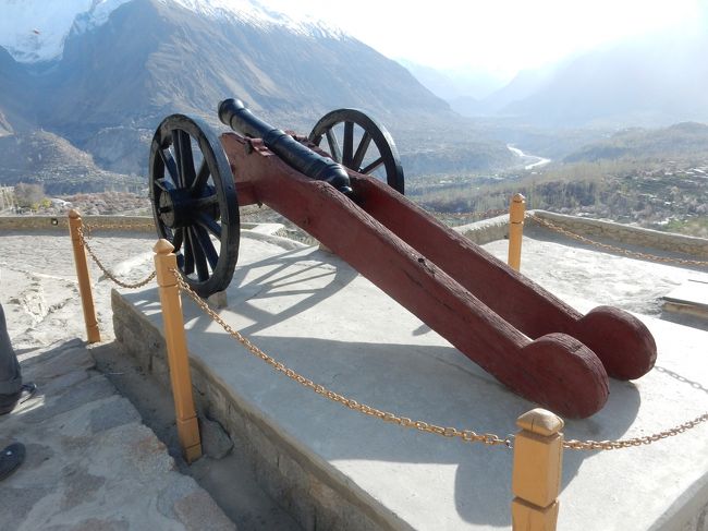 アルチット村は最前線の砦でしたが、こちらは街の一番奥にある最後の砦。<br />あまり戦の雰囲気はありませんでしたが、でもこんなのもありました。<br /><br />バルチット・フォートといえば、よく他の方の旅行記に「引っ張ると腕を伸ばさなければならないくらいに長い鼻ヒゲを生やした衛兵さん」の写真が載っていて、その方にもお会いしたかったのですが、姿が見当たりませんでした。<br />残念。