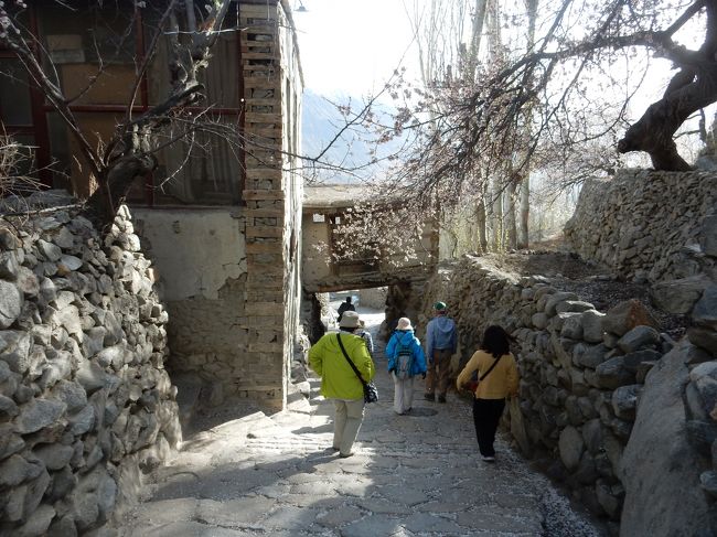 これでこの日の観光はひととおり終了。<br />砦までの狭い道を、ジープの待つバザールのエリアまで戻ります。<br /><br />そういえば、ジープが登ってきてくれたバザールの一番上のエリアにも、ポログラウンドがありました。<br />1つの集落に必ず1つある感じですね。