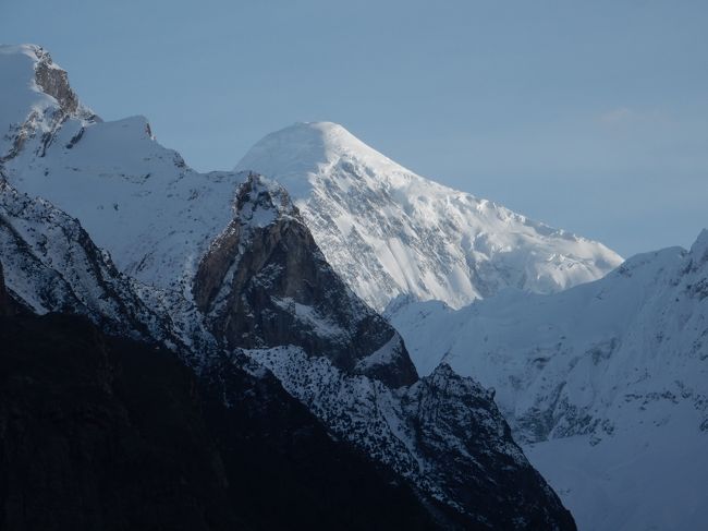 宿へ戻ってきて一息ついていると、徐々に日も陰ってきました。<br /><br />いつも見ていたのと逆側から光が当たるディラン。