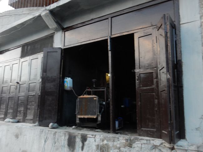 晩御飯まで2時間ほどあいたので、軽く仮眠を取ってから周囲をお散歩。<br /><br />ホテルの下で勢いよくうなりをあげているのは、自家発電用のコンプレッサーです。<br />かなりうるさいので夜中だけは止まりますが、これがあるおかげで普通の時間帯は不安定な電力状況の中でも安心して過ごせます。<br />(といいつつ、前日これを動かしていない時に停電してしまったんですがね)