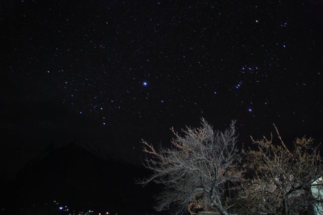 昨日のポジショニングの反省を踏まえ(笑)、前を車が通らないホテルの前の斜面へと繰り出し、再び石を集めて土台を作り星空撮影にチャレンジ。<br />3回目なのでだいたい具合もつかめてきました。<br /><br /><br />今回の星空撮影の中で、これが一番かなあ。<br />オリオンとシリウスと冬の天の川、そして杏とラカポシ。<br />フンザに求められる要素がすべて入っている一枚。