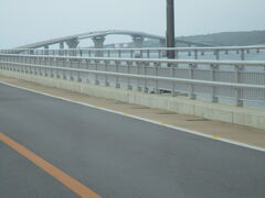 伊良部大橋が見えてきました。
え？盛り上がった橋。大型船が通るから高くしているようです。