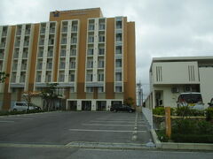 気持ちの良い伊良部大橋ドライブでした。
伊良部大橋に比べると、池間大橋が色あせます。でも、ガイドブックには載っていなかった伊良部大橋です。

街中でホテルライジングサン宮古島、黄色くて大きな建物が目立ちました。