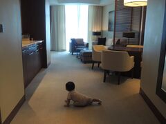 両親が泊まるのが事前に決定していた『JW マリオットマーキス ドバイ ホテル』
お部屋は88平米の広めのお部屋を予約。「デラックス　キングスイート　コーナールーム」です。

ハハの旅行記本編は『3世代でドバイ！！(1) JW マリオットマーキスホテル　ドバイ(JW Marriott Marquis Hotel Dubai）ステイ』
http://4travel.jp/travelogue/10997480