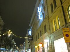 2014/12/02　ストックホルの夜

右側の”ＨＴＬ”という看板は、我々が宿泊したホテルです！！