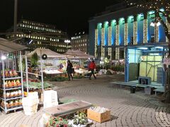 2014/12/02　ヒョートリエット広場（Hotorget）

ヒョートリエット広場にやって来ました！！
奥に見える建物は、ノーベル賞の授賞式が行われるコンサートホールです・・・
今年は、青色発光ダイオードでライトアップされています！！
日本人の誇りですね！！