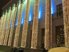 2014/12/02　コンサートホール

バックに青色発光ダイオードが光っていて、柱が太陽光の色と思われる電灯症のダイオードでライトアップされ、このコントラストは言葉になりませんね〜