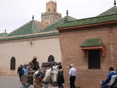 あの塔はベンユーセフモスクだ。
メディナの中には所々に小さな礼拝所がある。
このモスクがメディナの中で最大のものだという。

