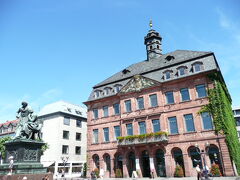 ノイシュタット市庁舎、Rathaus とグリム兄弟の像
ハーナウはグリム兄弟が生まれた町で、兄ヤーコプが1785年に、弟ヴィルヘルムが1786年にこの地で生まれました。