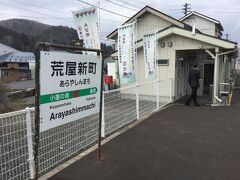 途中停車時間が長い駅では運転手さんも一服 ^o^
2両に乗客4-5人でした。