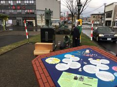 大館駅で奥羽本線に乗り継ぎ。
大館はハチのふるさとで比内地鶏の町。