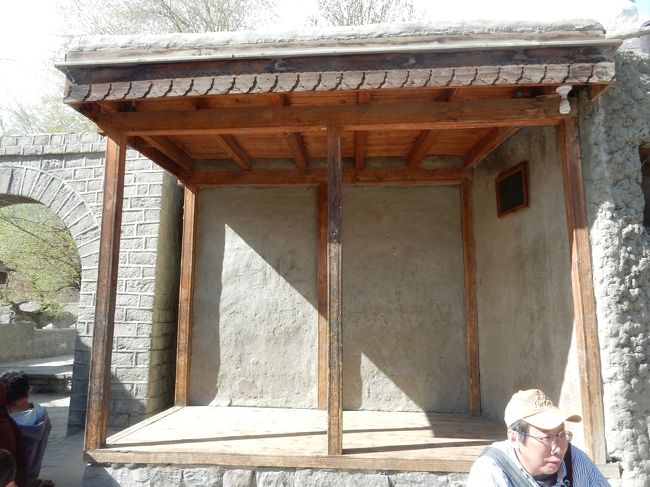 先ほどの砦を見上げていたのが、村の真ん中の広場。<br />お祭りの広場であり、催しがあるときには藩王が砦からその様子を見下ろしていたそうです。<br /><br />建物の外壁は、カリマバードの宿と同じく、土と草を混ぜて団子状にしたものをドカドカと貼り付けていくスタイル。<br /><br />とにかく風が強いこの付近では木材などでは風を防ぎきれないので、こういった作り方が一般的だそうです。