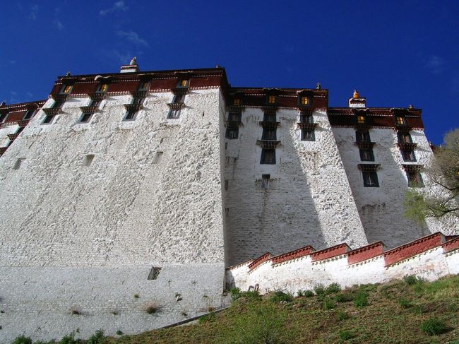 こちらは、2006年にチベットを訪れた際に撮った、ラサのポタラ宮の裏側の様子。<br /><br />バルチット・フォートを見た瞬間にこの光景が思い浮かび、壁の雰囲気や色彩などが頭の中で完全に一致していました。<br />チベット様式という説明をうけて改めて納得した次第。