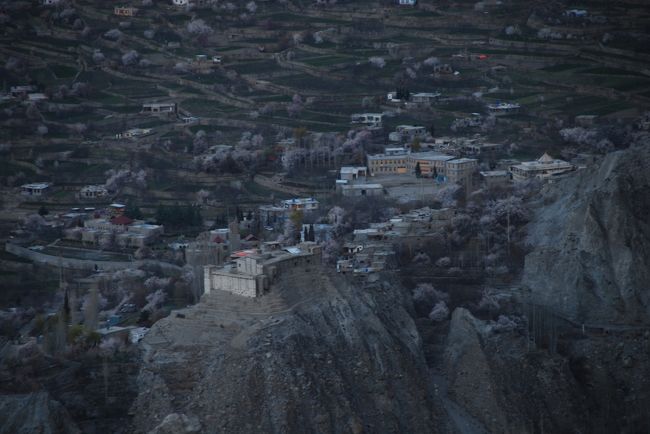 こちらは、この日の朝にイーグルス・ネストから撮ったバルチット・フォート。<br /><br />切り立った岩の上にぽつんと建物が作られ、どうしてこんな場所に、と思うかもしれません。(現に私も思っていました)