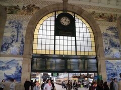 写真では見たことがあったが、この駅のアズレージョは見事、鉄道に乗らない観光客も多く来ていた。