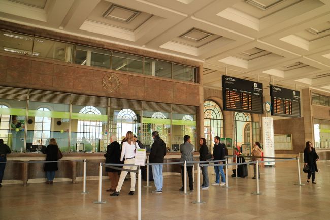 ポルトへの出発、リスボンのサンタ・アポローニア駅<br />ホテル前のメトロ（青線）から乗り換えなしで直結している。<br />時刻表も調べずに行ったら、11：30発のＩＣがあった。<br />１クラスで35.9ユーロ。<br />