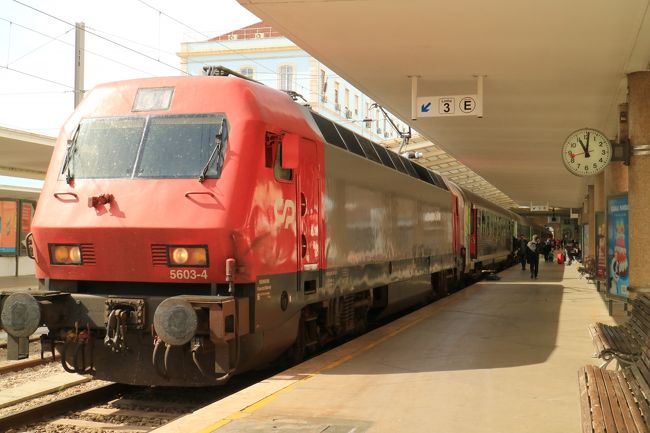 時間までプラットホームで列車を撮影。