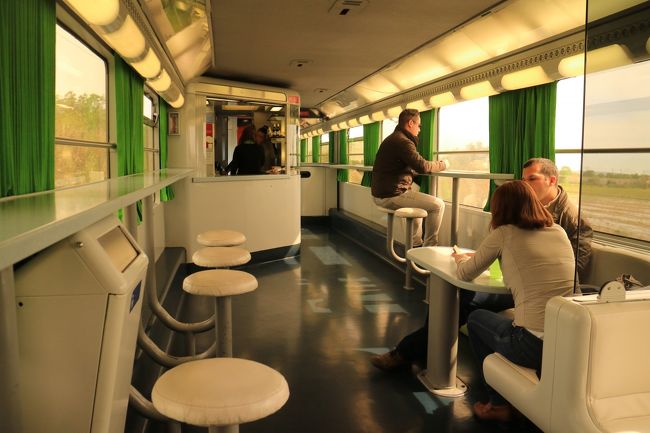 経費的にはバスの方が安いが鉄道はアルコールを飲んでもトイレに入れること。<br />というわけで、３時間余りの車中、隣のBARカーでビールやワインを買って自分の席で車窓を眺めながら楽しんだ。<br />