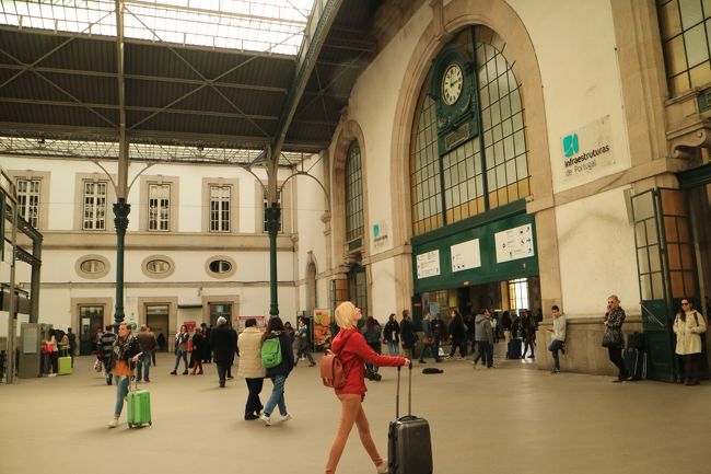 午後３時、長距離列車のターミナル、カンパニアン駅で乗り換え、一駅でポルト旧市街のサン・ベント駅に到着。