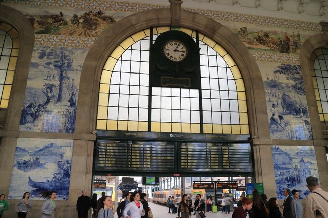 写真では見たことがあったが、この駅のアズレージョは見事、鉄道に乗らない観光客も多く来ていた。