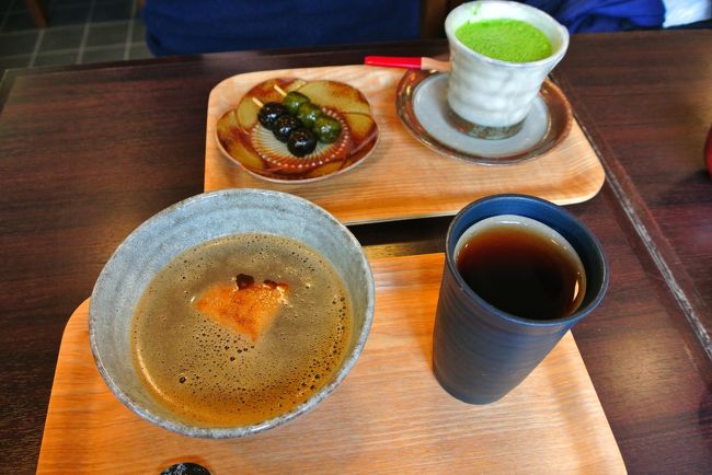 平等院近くのお茶屋さん。<br /><br />手前がほうじ茶ぜんざい。（おいしい！）<br /><br />奥が宇治抹茶ラテと草団子。（おいしいと言っていた！）<br /><br />