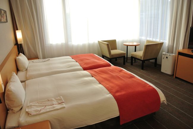 稲荷駅を後にして、チェックインのためホテルへ。<br /><br />今回は「ホテル近鉄京都駅」です。<br /><br />普通の部屋は狭いと聞いていたので、コーナーツインを予約。<br /><br />広い〜！