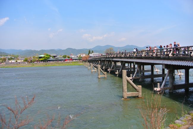 渡月橋です。<br /><br />土曜日なので人が多すぎて、橋の上で写真撮るのが困難でした。