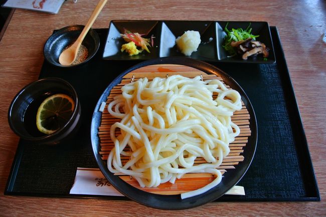 京うどんを頼みました。<br /><br />おいしい。<br /><br />さっぱりしておいしすぎ。