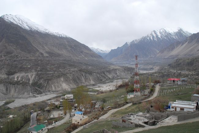 今日はフンザの最終日。<br /><br />今日はスタートもゆっくりだったので、ゆっくりと朝食をとってからホテルのテラスへと繰り出し「風の谷」の全景を記憶におさめます。<br /><br />ここ2日は文句のつけようのない快晴でしたが、今日は曇りで少し色彩が違います。