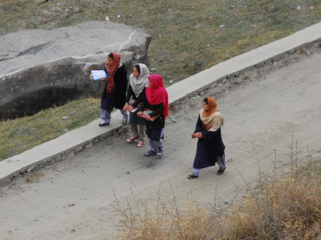 この時はもう8時過ぎ。<br />学校に向かう生徒さんが視界の中に何人も入ってきます。