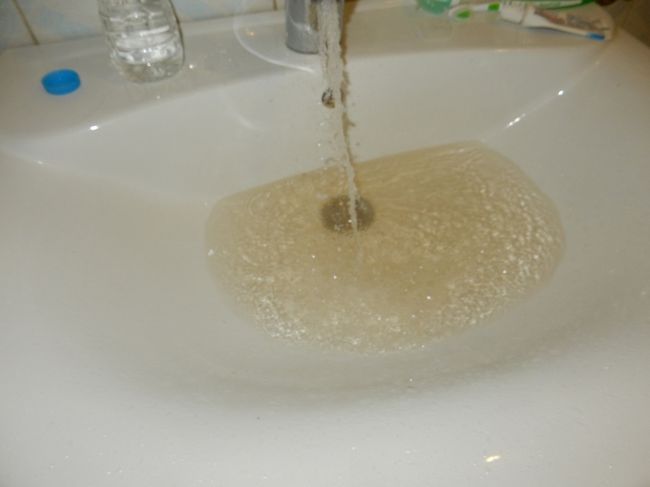 部屋に戻り、長らく開けっ放しにしていた荷物をパッキングし、最後のシャワーを浴びます。<br /><br />フンザの水道水は、近隣の雪解け水を使っているため、この写真でもわかるように若干の濁りがあります。<br />地元の人は、水道水をためておいた上澄みを料理とかに使うんだとか。<br />(なので当然ながら口に入れることはできず、歯磨きもミネラルウォーターを使っていました。ツアーで毎日1本水がもらえたので、その辺は助かりましたね)<br /><br /><br />最初はびっくりしましたが、この色合いにも慣れ、今は普通に戻ってしまうのが寂しくもあります。