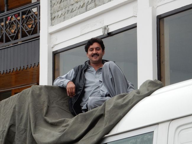 集合まで時間があったので、ホテルの近所を散策。<br /><br />入口の前には、荷物の積み上げを終えてくつろいでいる運転手のバーバルさんのリラックスした姿がありました。<br />あまり話し上手ではないとのことなので直接会話する機会はありませんでしたが、話さなくても乗っていればわかるというくらいに本当に信頼のおけるドライバーさんです。