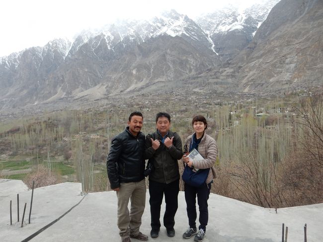 この日は、カリマバードの谷をぐるっと対岸まで散策する水路ウォーク。<br />乗るまでもない気もしましたが(笑)、朝に散歩に出たホテル裏手の眺めの良いポイントまで2分ほどバスに乗り、そこからウォーキングの開始です。<br /><br /><br />お世話になったガイドのモモさんと、添乗員Kさんとともに。<br />バーバルさん含めたこの3人のおかげで、何も余計なことを気にせずフンザの魅力を120パーセント堪能することが出来ました。<br />改めて、本当にありがとうございました！