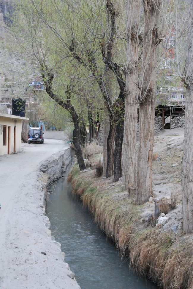 水路はこんな風に、栄えている集落の下の方を静かに流れています。<br /><br />水が貴重なフンザでは水路にも使用権があって、時間帯によってどの集落が使えるかが決まっており、違反者には罰則もあるんだそうです。<br />