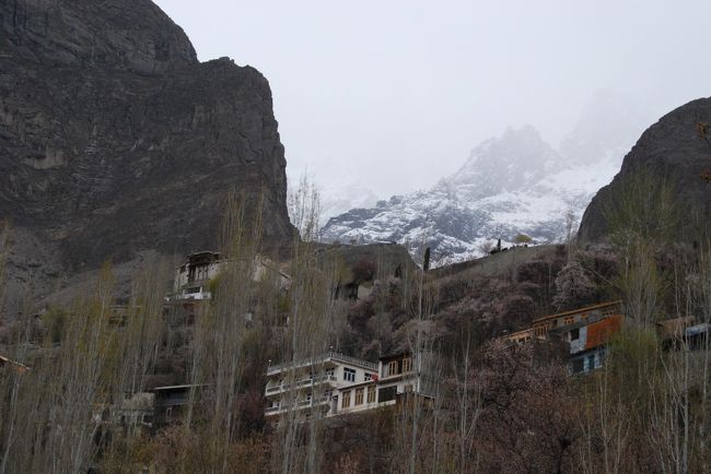 カリマバードのバザールなどのエリアからは2段ほど下側にあるこの水路。<br /><br />ここから見るとバルチット・フォートもかなり見上げる形になります。