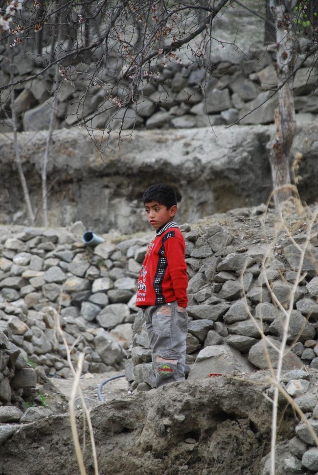 水路に沿って民家が点々と並んでおり、観光地フンザでもあまりよそいきの雰囲気はなくごく一般的な生活が営まれています。<br /><br />そんな中に違和感たっぷりに登場した10名ほどの東洋人に、地元の人たちも興味津々。<br />子どもたちは遠巻きにこちらの様子を見守ります。