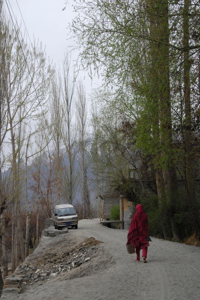ごくたまに車やバイクが通りますが、ほとんどは水の流れる音、風によるポプラのざわめき、そして自分たちが踏みしめる路面の音だけが、耳に入ってくる音のすべてです。<br /><br />地元の人もこんな風に頻繁に通り過ぎていきます。
