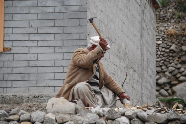 道端で作業している人とモモさんがコミュニケーションを取りながら、歩を進めます。<br /><br />こちらは薪を切っているところ。<br />オノの音が周辺の谷に響き渡ります。