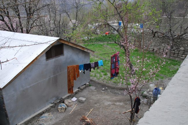 古びた石造りの家が多い中、こうした比較的新しい建物も見えます。<br /><br />この家は、先日訪れた上部フンザの「アッターバード湖」の出現に伴って自らの村が水没してしまった人たちが住んでいる場所なんだそうです。<br /><br />一見するとこの環境の中で暮らせることが素晴らしいと思ってしまいますが、結局のところこの家は「仮設住宅」であり、ふるさとに戻ることはまだできないんですよね。。